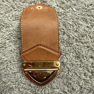 Louis Vuitton clasp H29